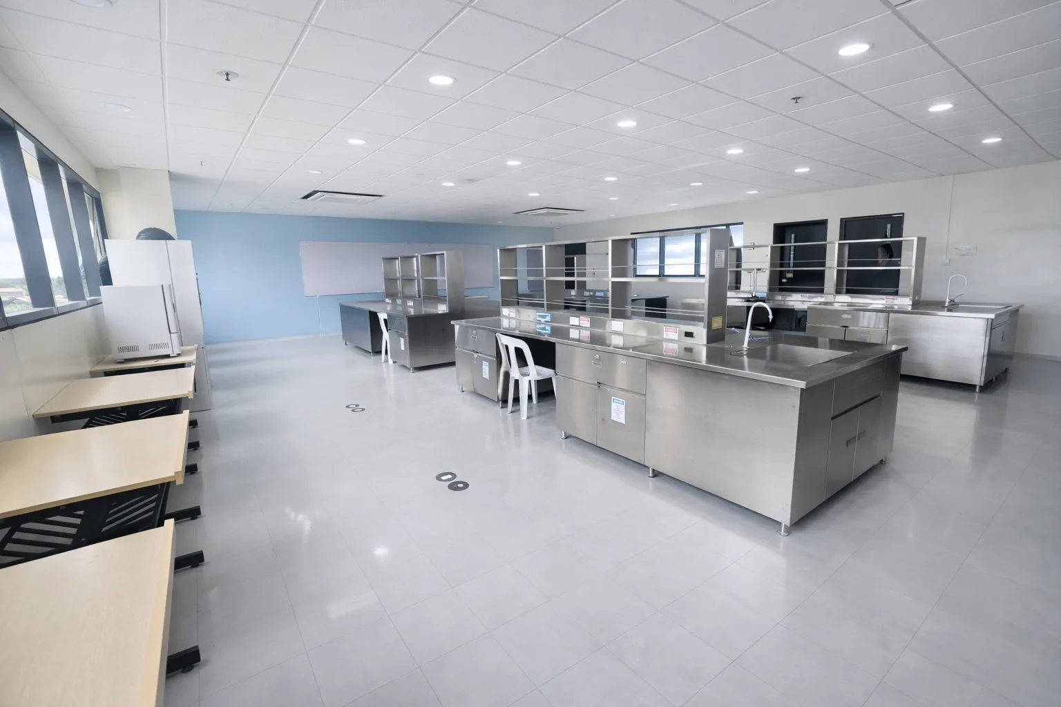 IEMI – GLORIA E. MENDOZA – Biology Laboratory